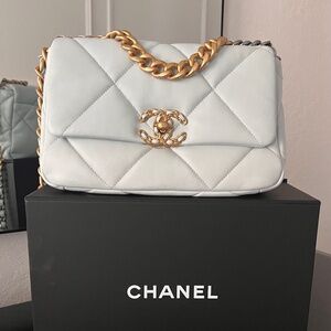 CHANEL White Quilted Shoulder Bag with Gold Chain